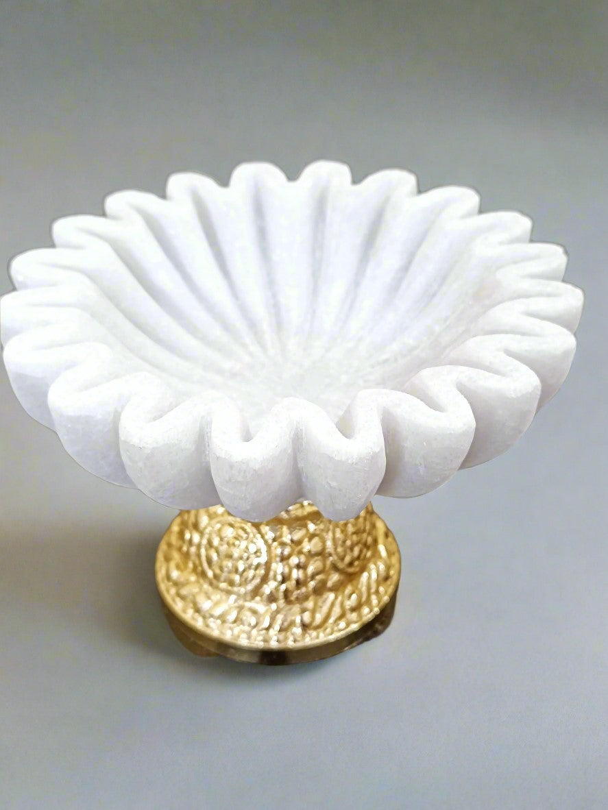 white marble flower fruit bowl/snacks platter/home décor urli bowl with golden metal stand